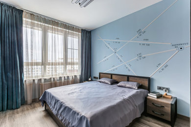 На фото: спальня в современном стиле с синими стенами, темным паркетным полом и коричневым полом с