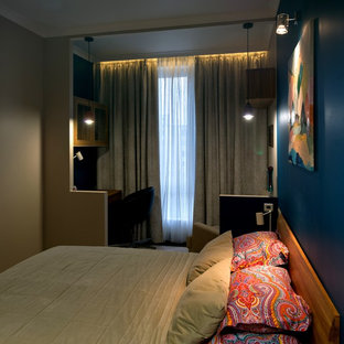 Foto de dormitorio principal, actual, pequeño, con paredes azules, suelo de corcho y suelo marrón