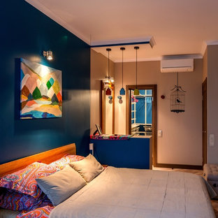Foto de dormitorio principal, contemporáneo, pequeño, con paredes azules, suelo de corcho y suelo marrón