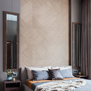 Imagen de dormitorio principal, contemporáneo, de tamaño medio, con paredes grises, suelo de madera en tonos medios y suelo amarillo