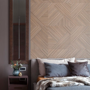 Foto de dormitorio principal, contemporáneo, de tamaño medio, con paredes grises, suelo de madera en tonos medios y suelo amarillo