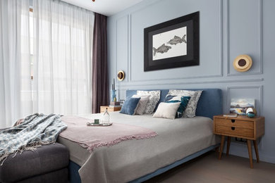 Свежая идея для дизайна: спальня в стиле неоклассика (современная классика) с синими стенами, светлым паркетным полом и коричневым полом без камина - отличное фото интерьера