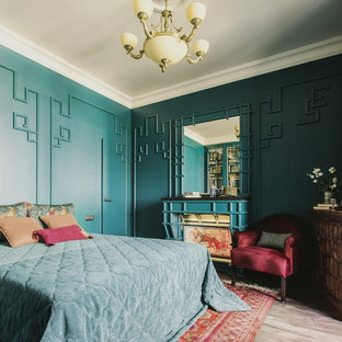 Diseño de dormitorio principal, bohemio, de tamaño medio, con paredes verdes, suelo de madera pintada, marco de chimenea de madera y suelo marrón