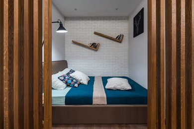 Идея дизайна: спальня в современном стиле с белыми стенами, темным паркетным полом, коричневым полом и кроватью в нише