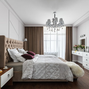 Источник вдохновения для домашнего уюта: спальня в стиле неоклассика (современная классика) с белыми стенами, темным паркетным полом, коричневым полом и телевизором