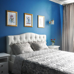 Imagen de dormitorio principal, contemporáneo, pequeño, sin chimenea, con paredes azules, suelo laminado y suelo marrón