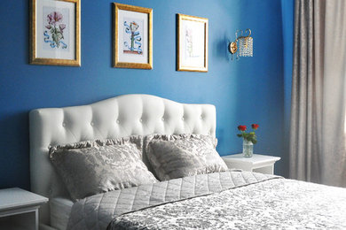 Источник вдохновения для домашнего уюта: маленькая хозяйская спальня в современном стиле с синими стенами, полом из ламината и коричневым полом без камина для на участке и в саду