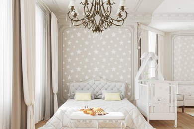 Идея дизайна: большая хозяйская спальня в классическом стиле с серыми стенами, паркетным полом среднего тона и бежевым полом