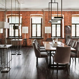Esempio di una grande sala da pranzo industriale chiusa con parquet scuro, nessun camino e pareti con effetto metallico