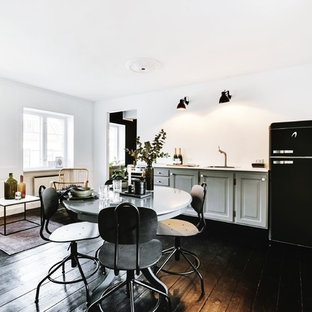 Foto de comedor nórdico, de tamaño medio, con suelo de madera oscura y suelo marrón