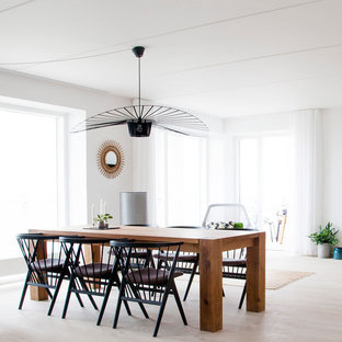 Modelo de comedor escandinavo, de tamaño medio, con paredes blancas, suelo de madera clara y suelo beige