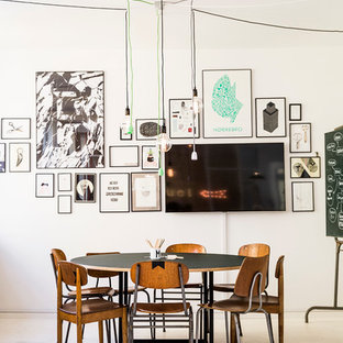 Cette photo montre une salle à manger scandinave fermée et de taille moyenne avec un mur blanc, aucune cheminée et un sol en linoléum.