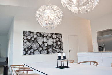 Foto de comedor nórdico de tamaño medio con paredes blancas y suelo de madera clara