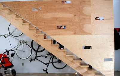 Шаг за шагом: 14 вариантов оформления пространства под лестницей