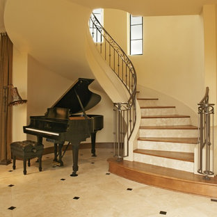 Idées déco pour un escalier méditerranéen avec des marches en bois et des contremarches en travertin.