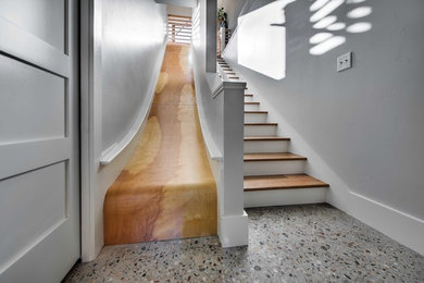 Foto de escalera recta bohemia de tamaño medio sin contrahuella con escalones de madera