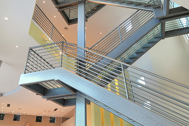 Imagen de escalera en U moderna sin contrahuella con escalones de vidrio