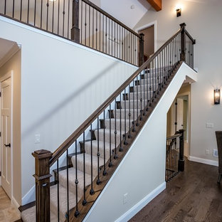 Gerade, Mittelgroße Klassische Treppe mit Teppich-Treppenstufen und Teppich-Setzstufen in Minneapolis