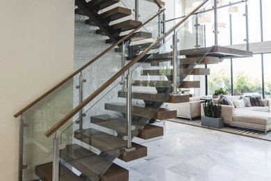 Diseño de escalera en U con escalones de madera y barandilla de varios materiales