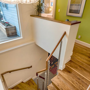Imagen de escalera de caracol, retro, pequeña, con escalones de madera y contrahuellas de madera