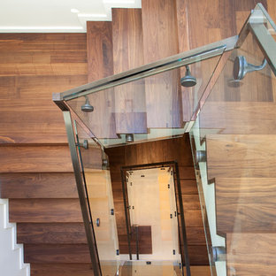 Ejemplo de escalera de caracol, actual, con contrahuellas de madera y escalones de madera