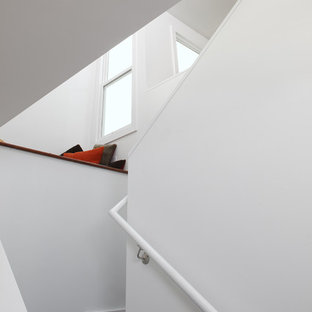 Esempio di una piccola scala a "U" moderna con pedata in moquette e alzata in moquette