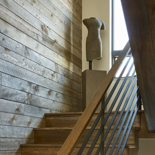 Große Rustikale Holztreppe in U-Form mit Holz-Setzstufen und Holzgeländer in Salt Lake City