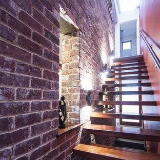 Imagen de escalera suspendida, pequeña, con escalones de madera y contrahuellas de madera