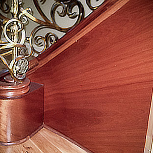 Modelo de escalera suspendida, mediterránea, extra grande, con escalones de madera, contrahuellas de madera y barandilla de varios materiales