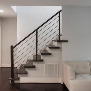 Ejemplo de escalera recta, minimalista, pequeña, con escalones de madera, contrahuellas de madera y barandilla de varios materiales