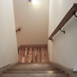 Diseño de escalera recta, rústica, de tamaño medio, con escalones de madera, contrahuellas de madera y barandilla de varios materiales