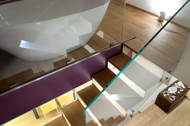 Источник вдохновения для домашнего уюта: лестница на больцах, среднего размера в современном стиле с деревянными ступенями без подступенок