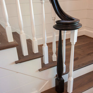 Imagen de escalera recta, romántica, grande, con escalones de madera, contrahuellas de madera y barandilla de madera