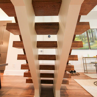 Idee per un'ampia scala sospesa design con pedata in vetro, nessuna alzata e parapetto in vetro