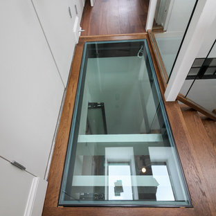 Idee per un'ampia scala sospesa design con pedata in vetro, nessuna alzata e parapetto in vetro