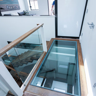 Idee per un'ampia scala sospesa minimal con pedata in vetro, nessuna alzata e parapetto in vetro