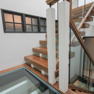 Idee per un'ampia scala sospesa minimal con pedata in vetro, nessuna alzata e parapetto in vetro