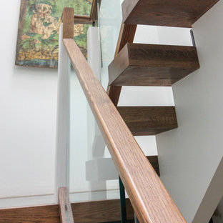 Idee per un'ampia scala sospesa design con pedata in vetro, nessuna alzata e parapetto in vetro