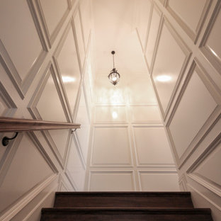 Idee per una grande scala curva boho chic con pedata in legno, alzata in legno e parapetto in materiali misti