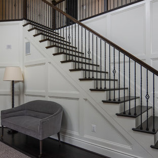 Imagen de escalera recta, clásica, de tamaño medio, con escalones de madera y contrahuellas de madera pintada