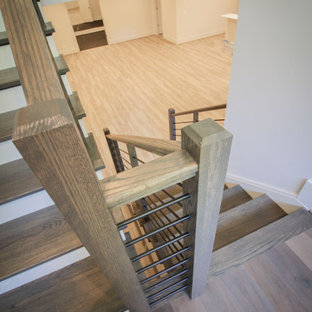 Idee per una scala a "U" classica di medie dimensioni con pedata in legno, alzata in legno, parapetto in metallo e pannellatura
