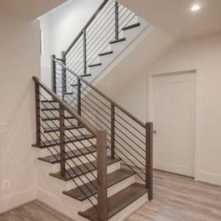 Mittelgroße Klassische Holztreppe in U-Form mit Holz-Setzstufen, Stahlgeländer und Wandpaneelen in Washington, D.C.