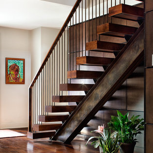 Schwebende Moderne Holztreppe mit offenen Setzstufen und Mix-Geländer in Austin