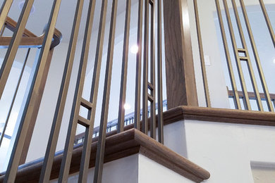 Diseño de escalera en L tradicional renovada con escalones de madera y contrahuellas de madera pintada