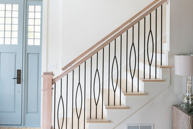Réalisation d'un escalier droit minimaliste avec des marches en bois, des contremarches en bois et éclairage.