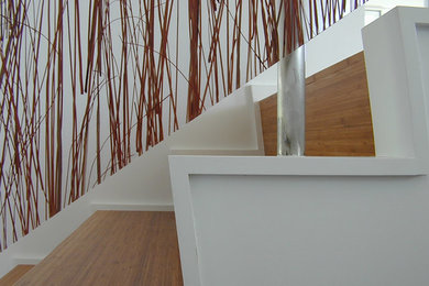 На фото: деревянная лестница в стиле модернизм с деревянными ступенями с