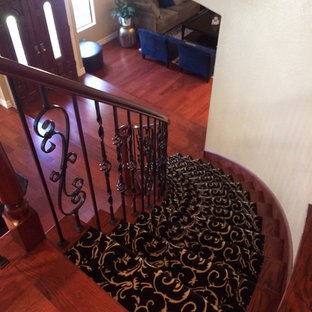 Foto de escalera curva, tradicional renovada, de tamaño medio, con escalones enmoquetados y contrahuellas enmoquetadas