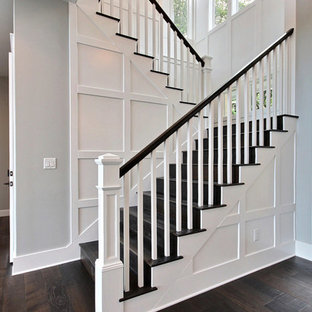Ispirazione per una grande scala a "U" stile americano con pedata in legno, alzata in legno e parapetto in legno
