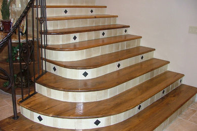 Staircase - traditional staircase idea in Phoenix