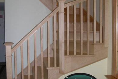 Modelo de escalera en U contemporánea pequeña con escalones de madera y contrahuellas de madera